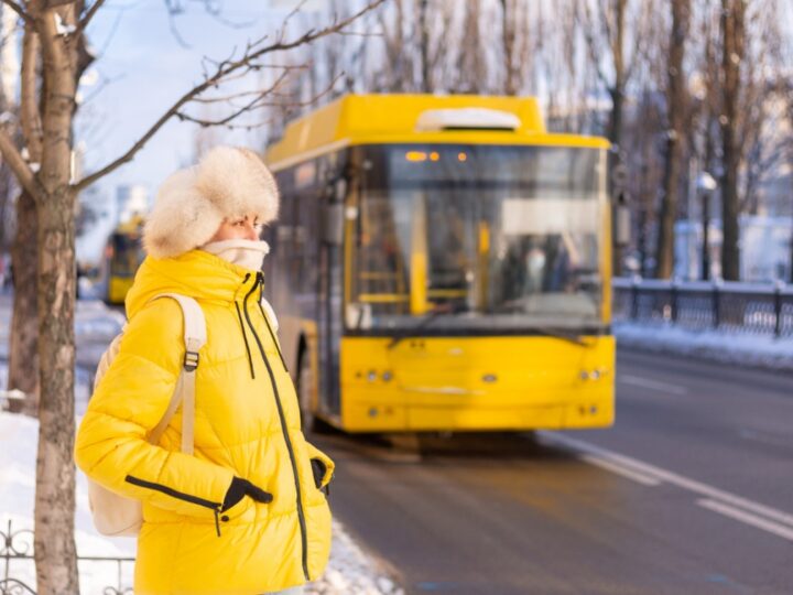 Stacja autobusowa w Brodnicy: Czy pasażerowie powinni oczekiwać na odjazdy autobusów na mrozie?