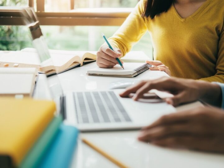 Wychowanie w erze technologii: Jak ustalać granice i wspierać dzieci?