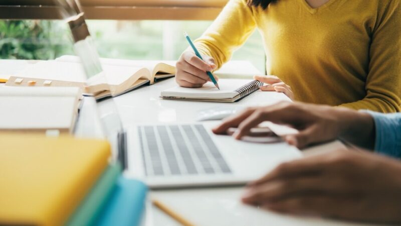 Wychowanie w erze technologii: Jak ustalać granice i wspierać dzieci?