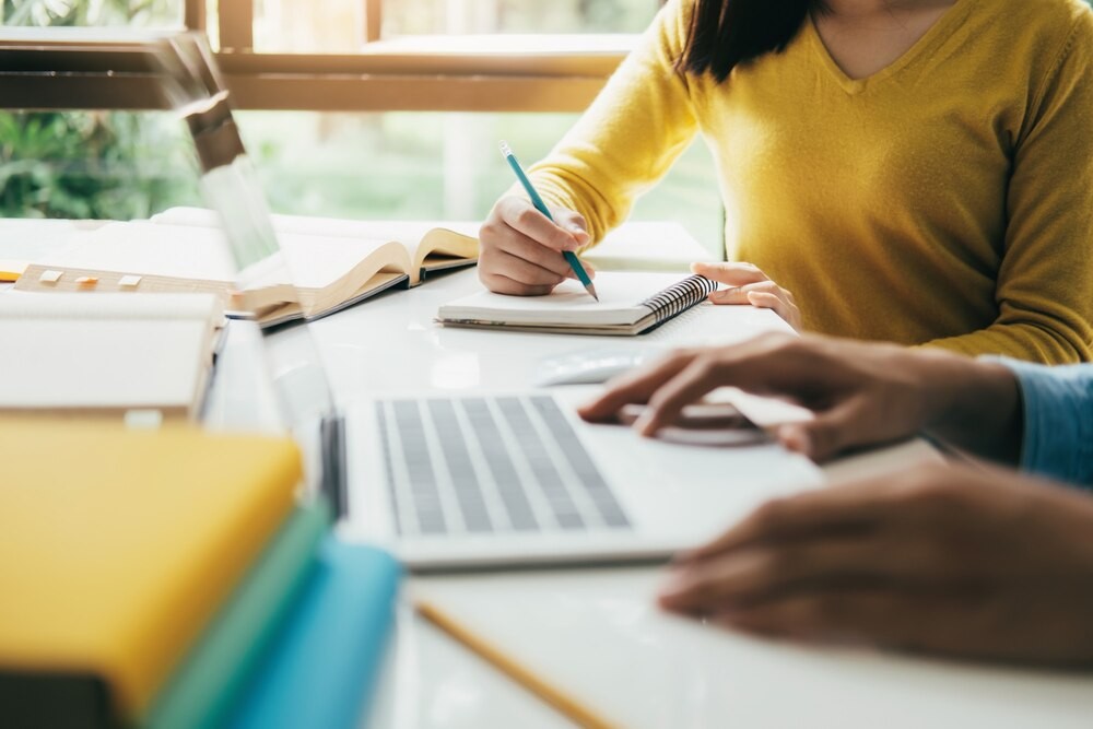 Wychowanie w erze technologii: Jak ustalać granice i wspierać dzieci?